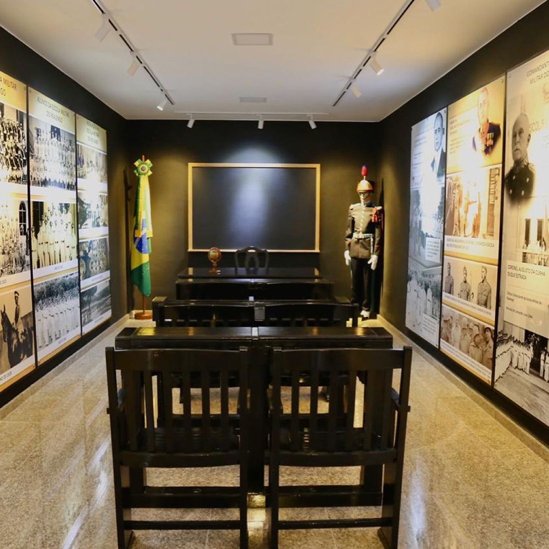 Sala expositiva — marcenaria e acabamento