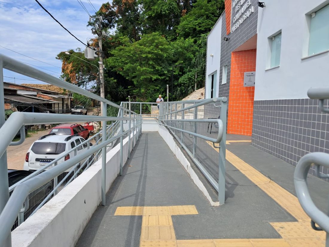 Acessibilidade — rampa, guarda-corpo e piso tátil