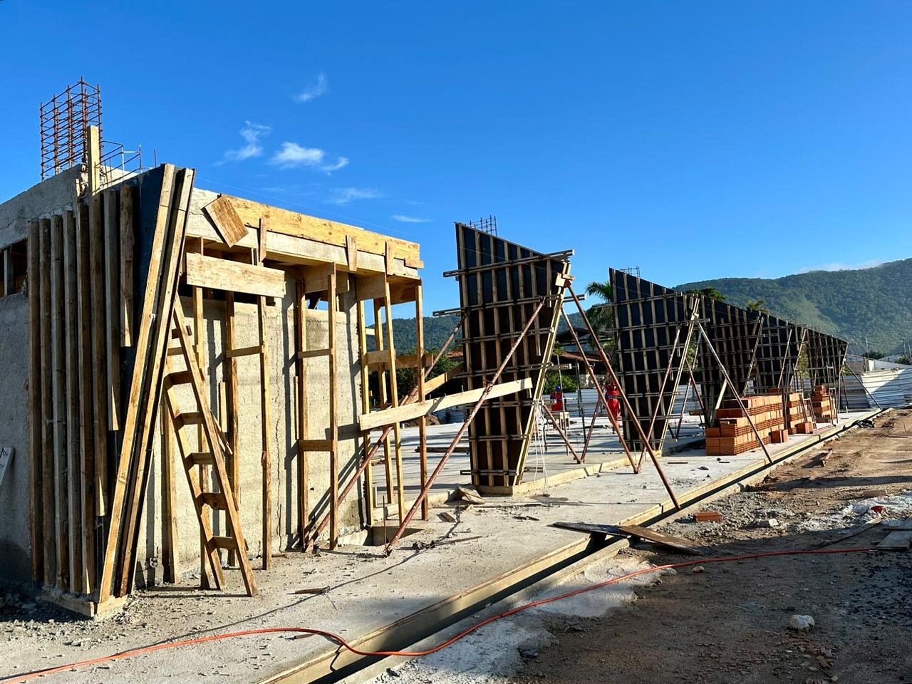 Fôrmas e escoramento em madeira antes da concretagem